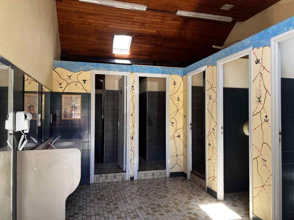 Sanitaires pour Emplacement nu de camping , chez Les Pirates de Carnac, dans le Morbihan en Bretagne Sud, France