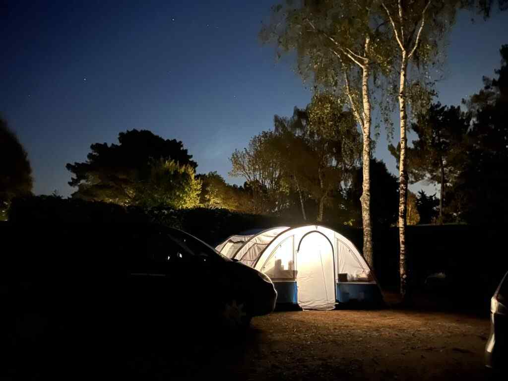 Emplacement nu de camping , chez Les Pirates de Carnac, dans le Morbihan en Bretagne Sud, France