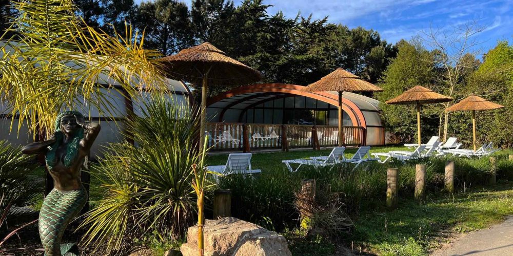 The Pirate Bay, piscine couverte chauffée Camping Carnac avec piscine couverte et solarium : Les Pirates de Carnac